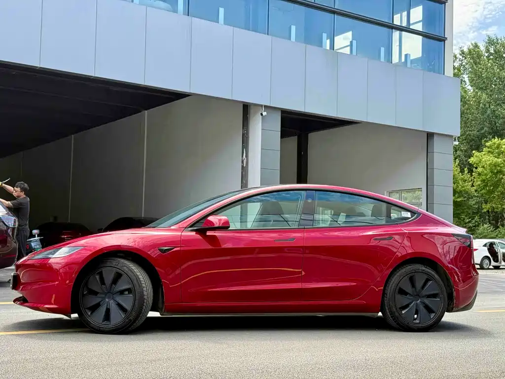 Tesla Model 3 2025 — фото 6