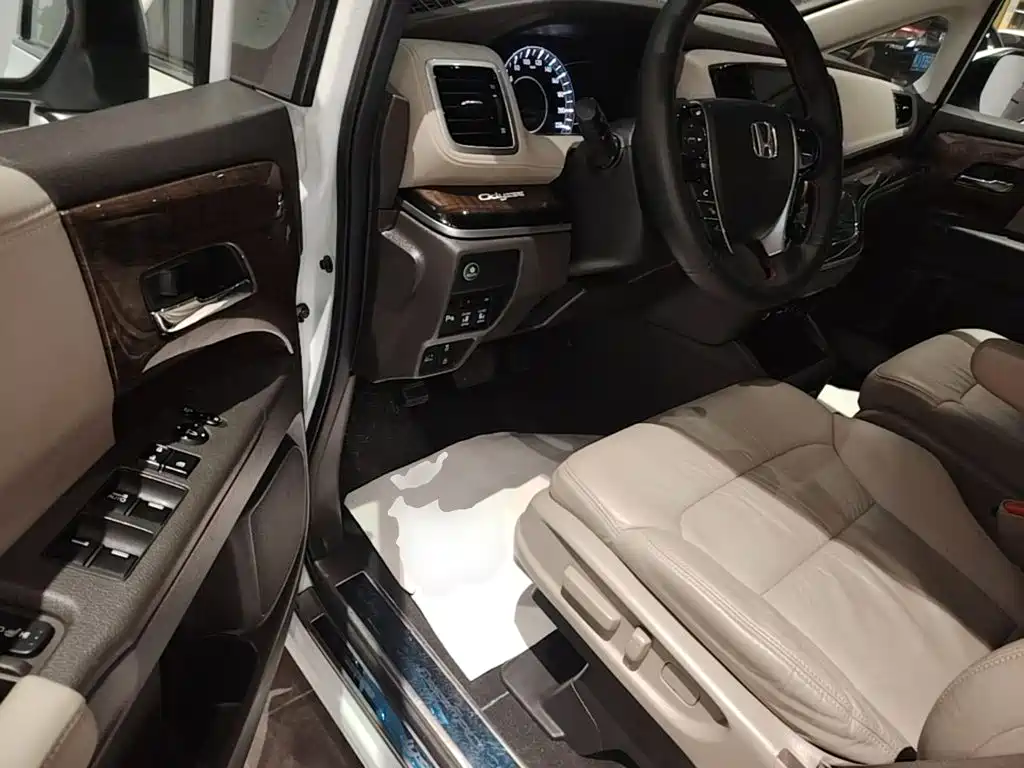 Honda Odyssey 2018 — фото 16
