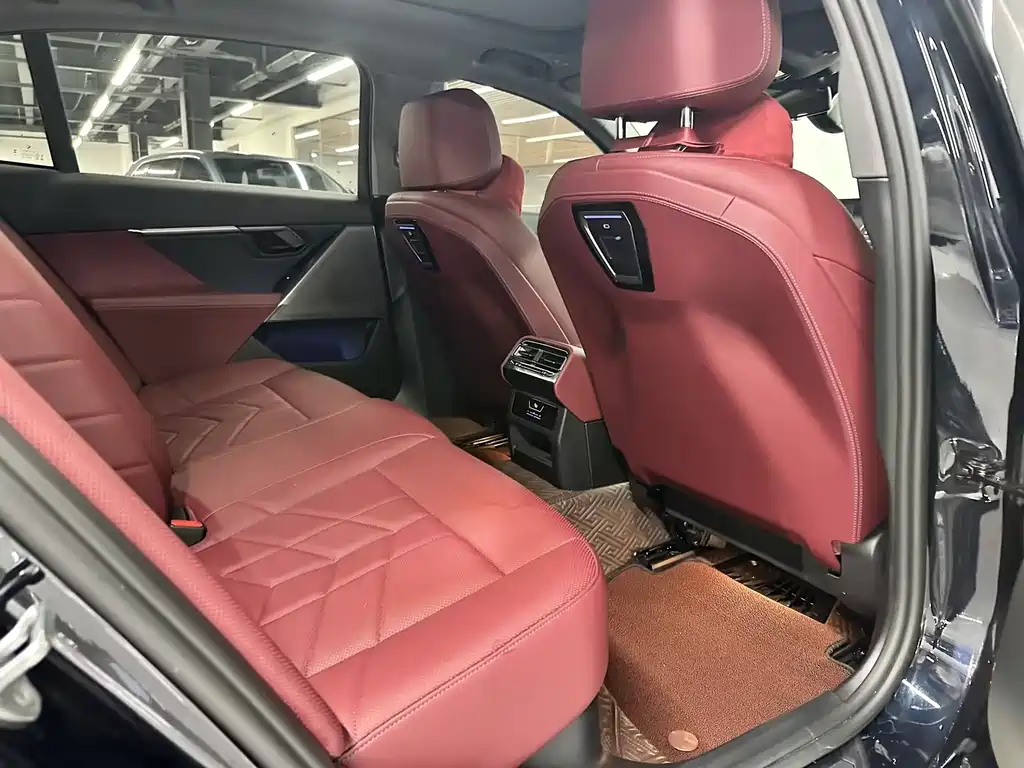 BMW 5 Series 2025 — фото 14