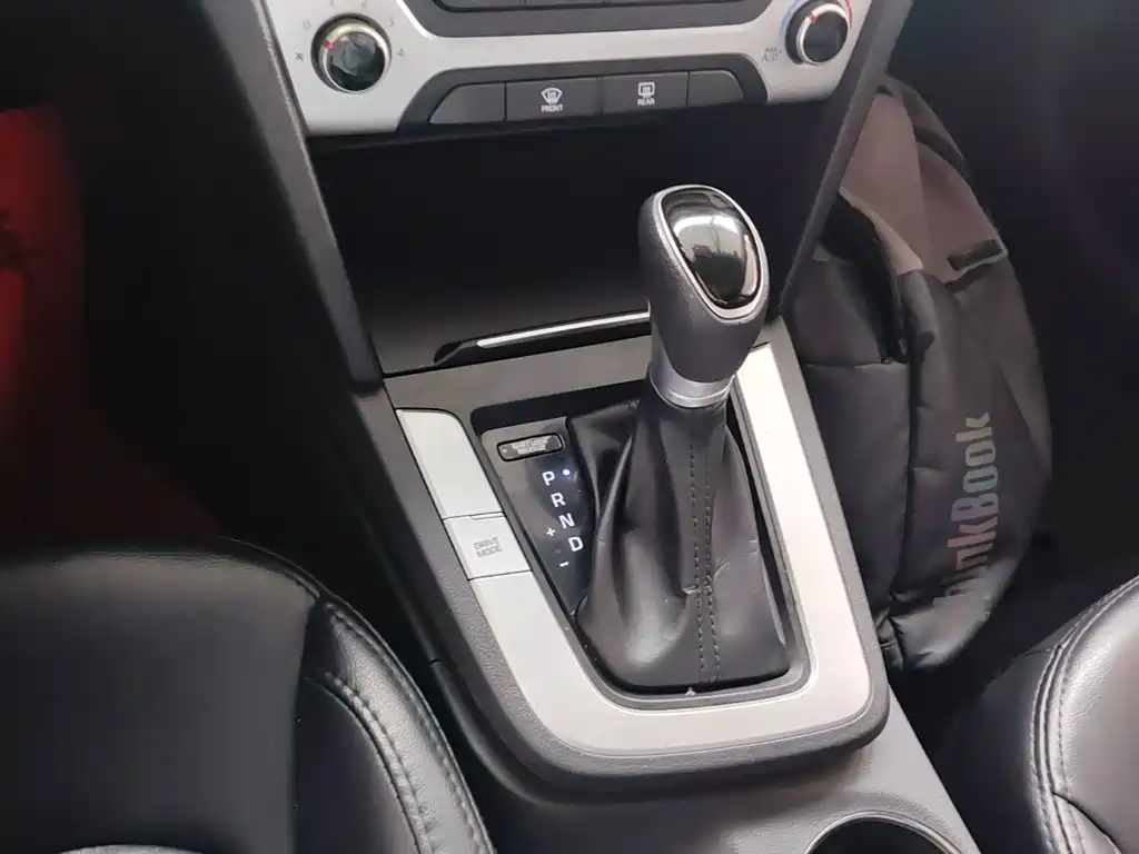 Hyundai Elantra 2016 — фото 14