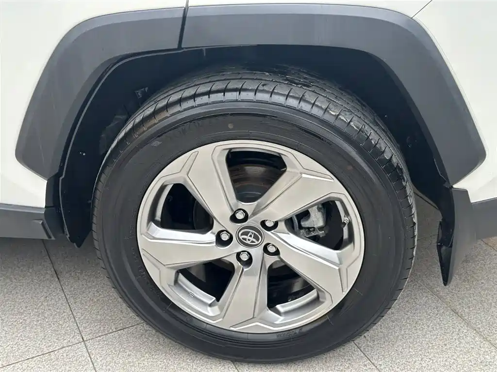 Toyota RAV4 2023 — фото 18