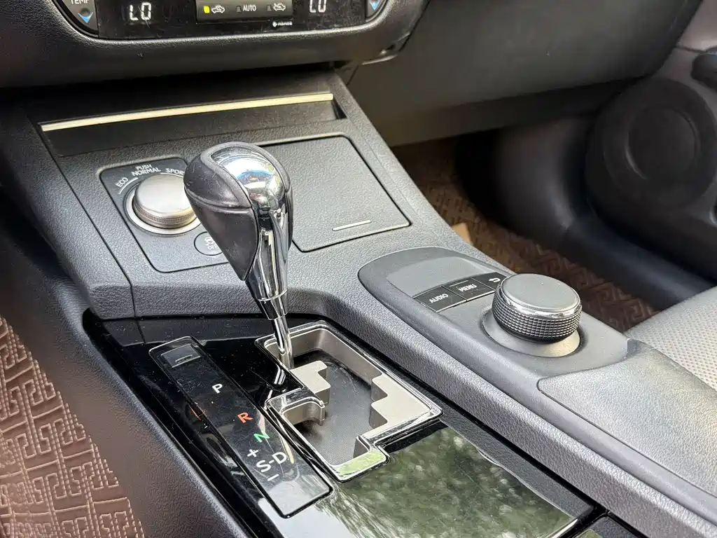 Lexus ES 2015 — фото 17
