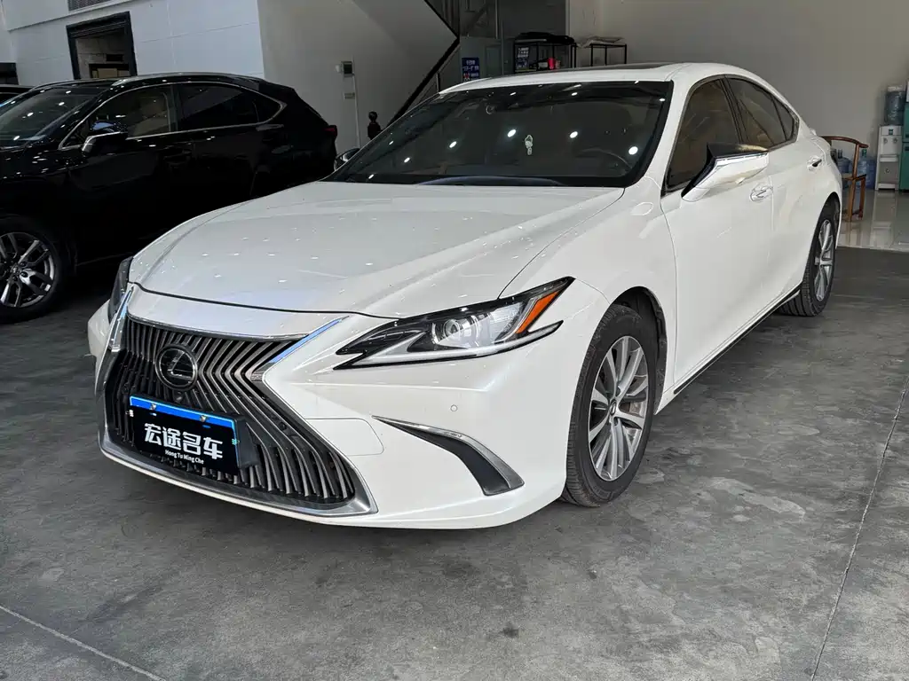 Lexus ES 2021 — фото 1
