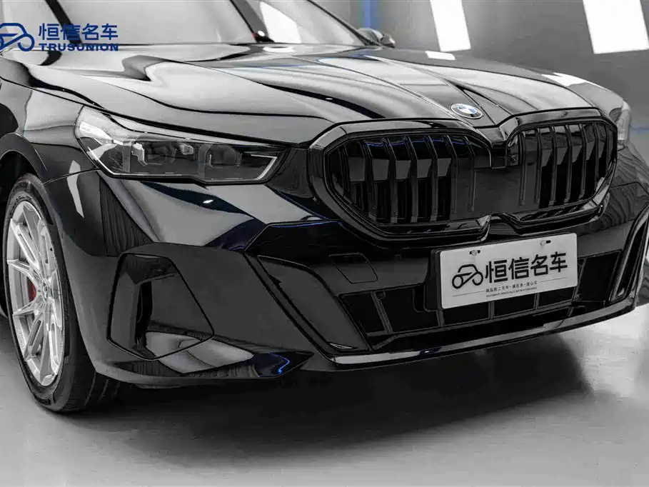 BMW 5 Series 2025 — фото 9