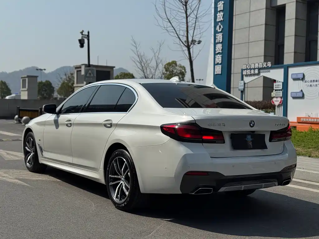 BMW 5 Series 2022 — фото 11