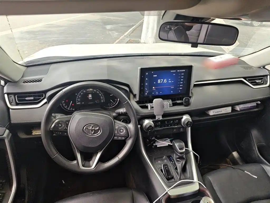 Toyota RAV4 2022 — фото 13