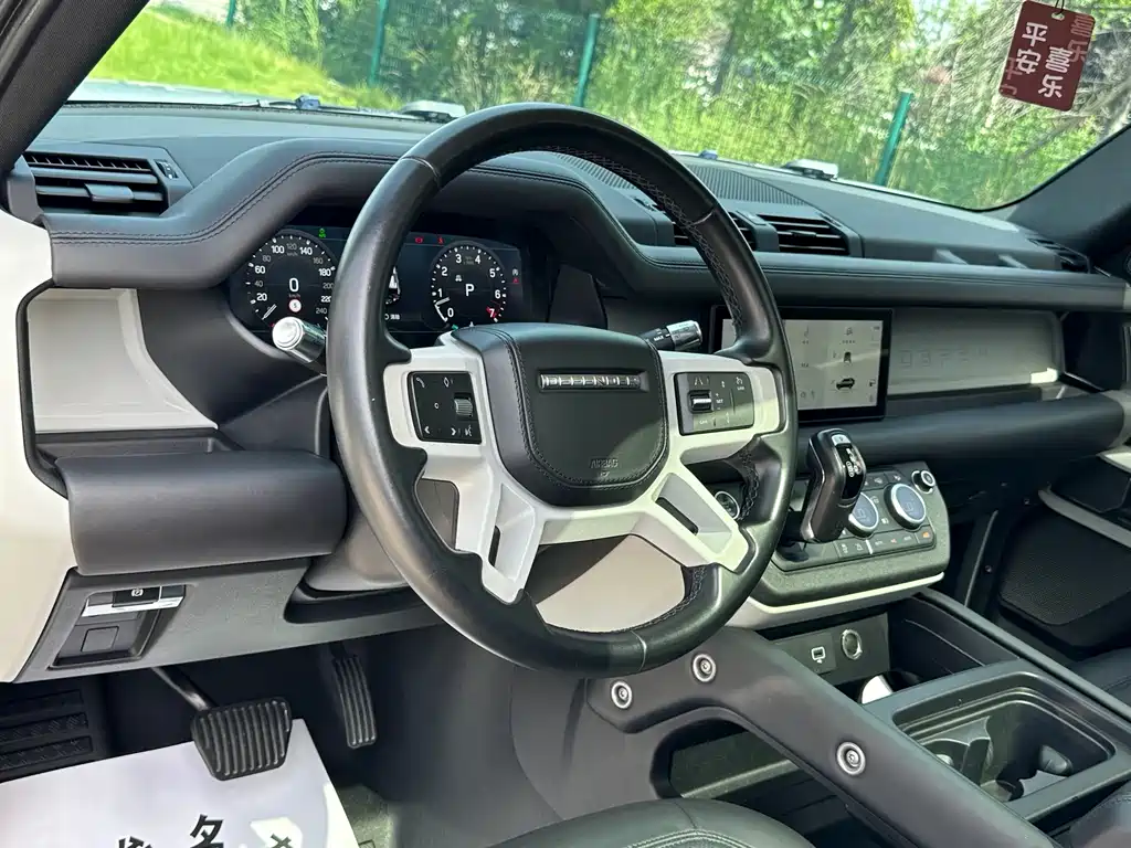 Land Rover Defender 2021 — фото 10