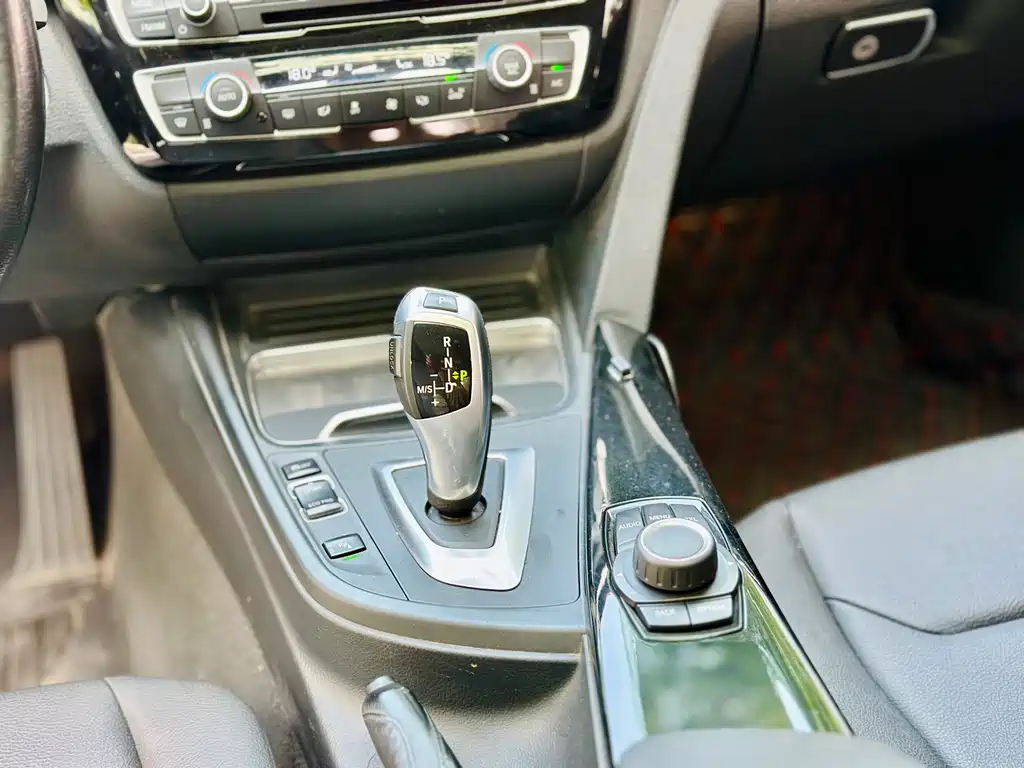 BMW 3 Series 2017 — фото 15