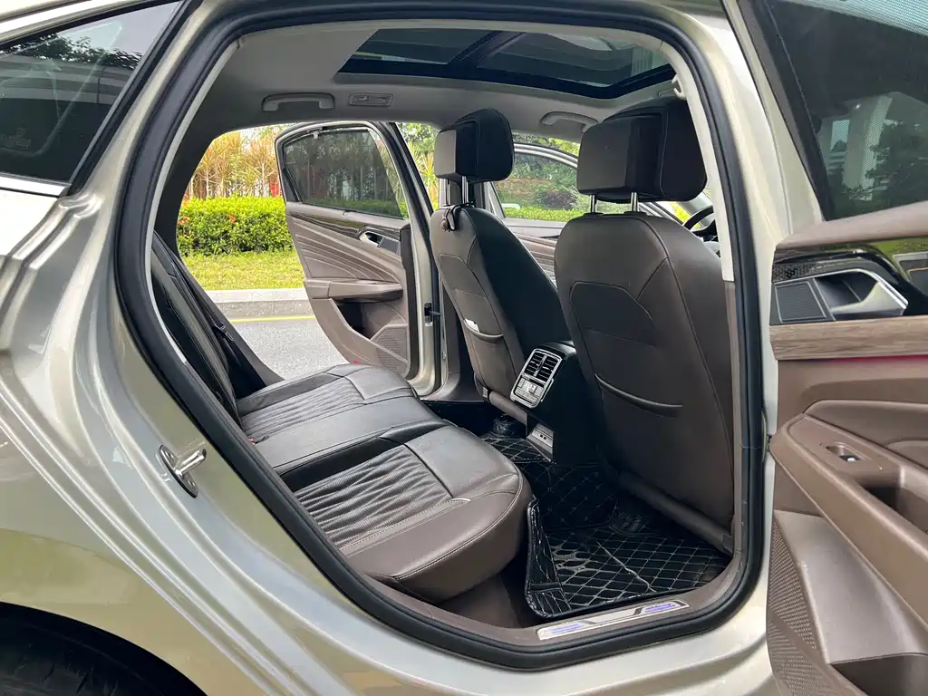 Volkswagen Passat PHEV 2019 — фото 12