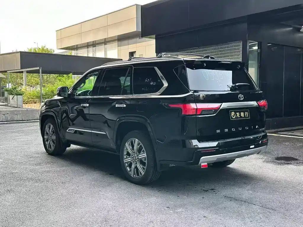 Toyota Sequoia — фото 5