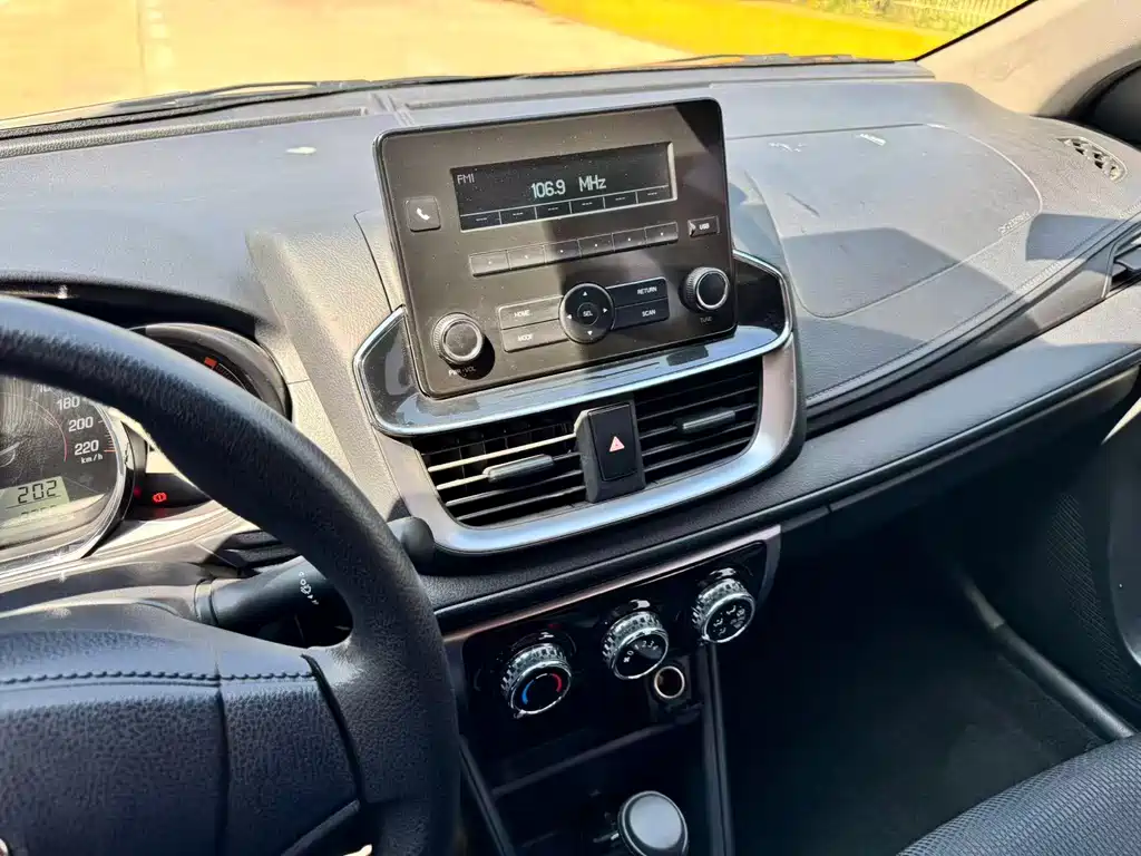 Toyota Yaris L 2020 — фото 10