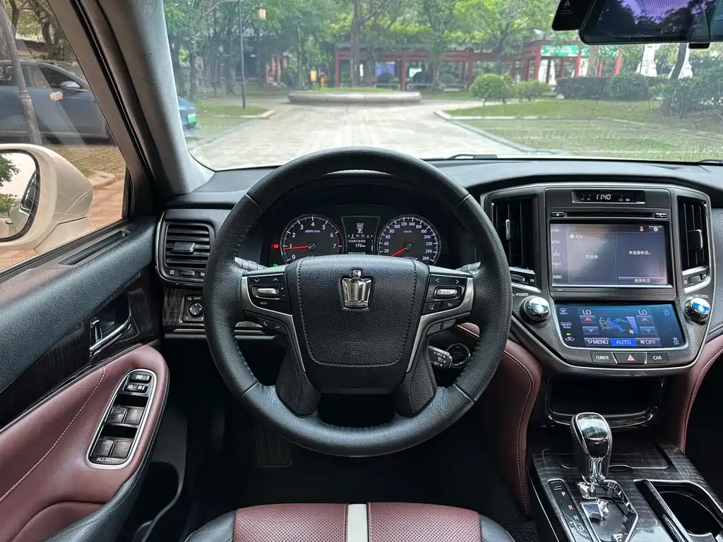 Toyota Crown 2018 — фото 10
