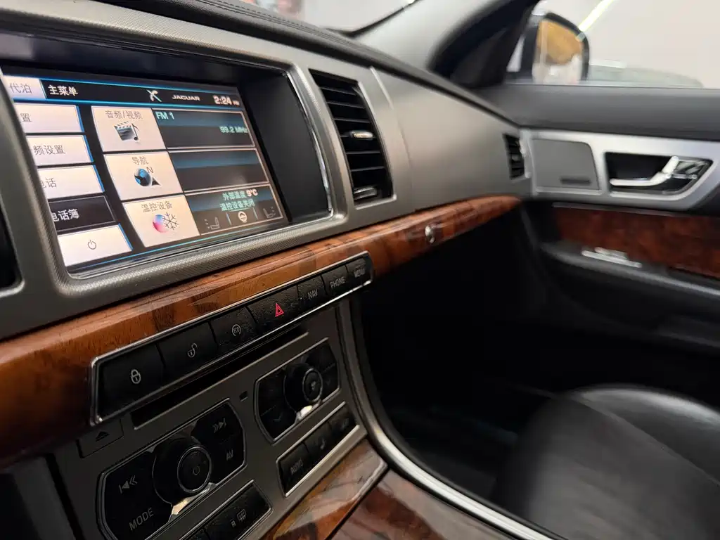 Jaguar XF 2015 — фото 10