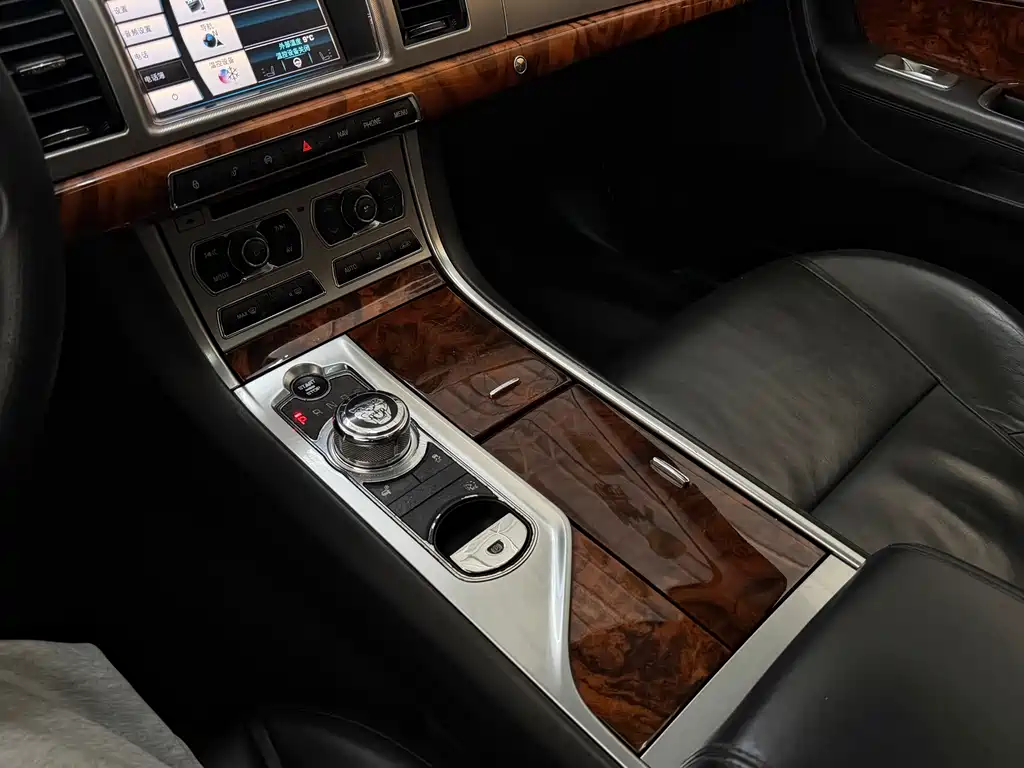Jaguar XF 2015 — фото 11