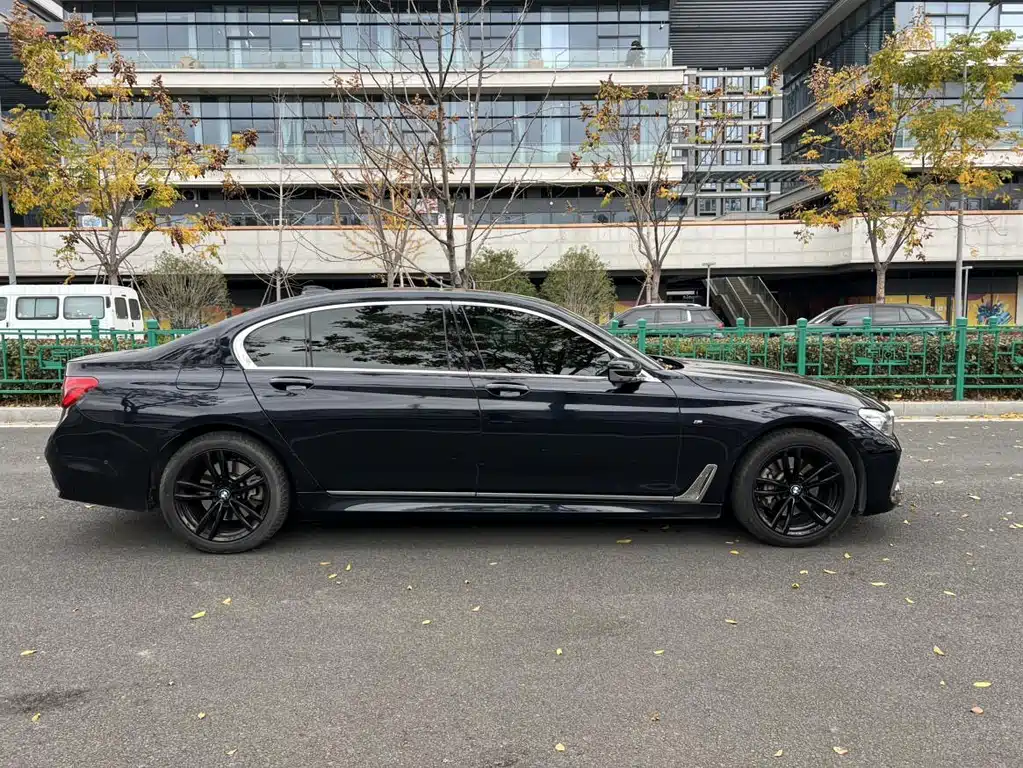 BMW 7 Series 2019 — фото 16