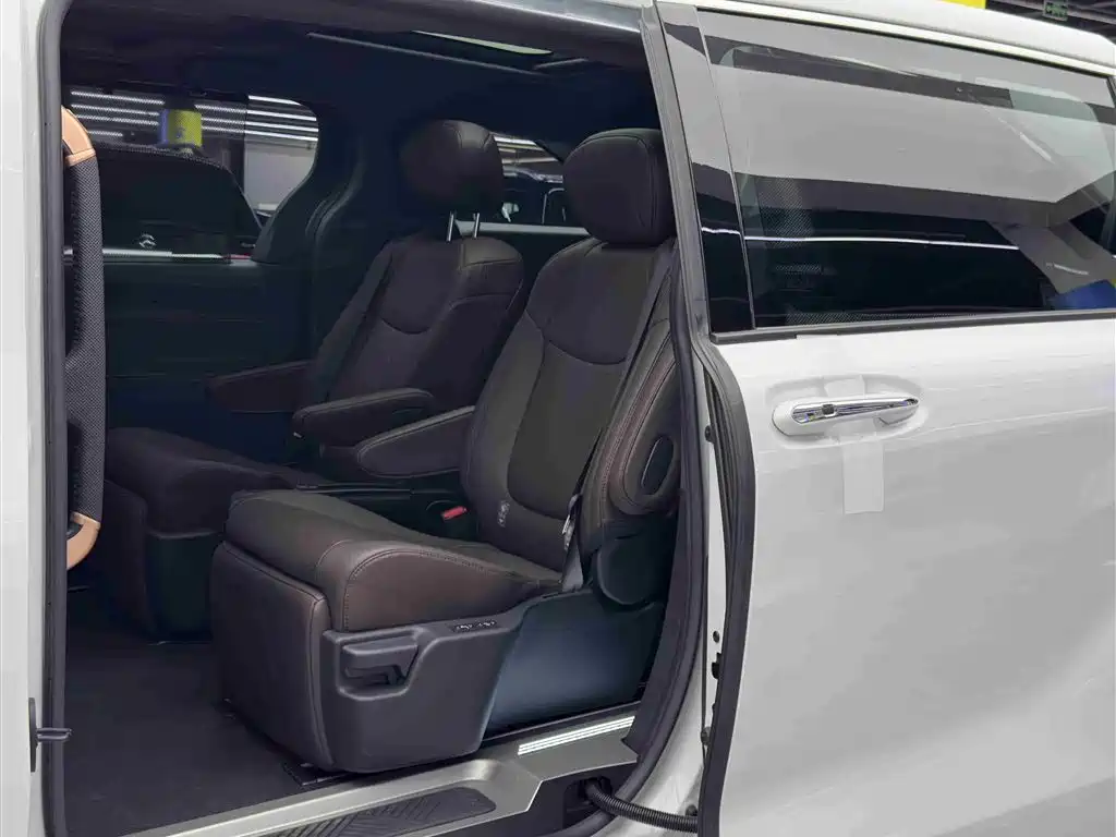 Toyota Sienna 2023 — фото 7