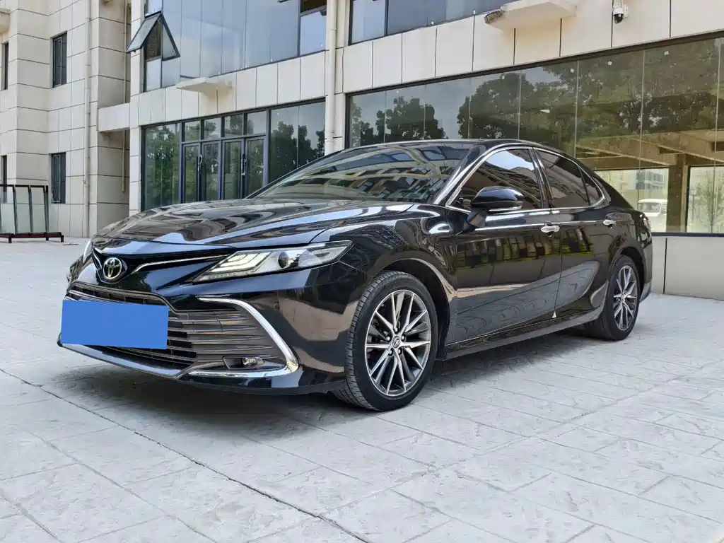 Toyota Camry 2022 — фото 1
