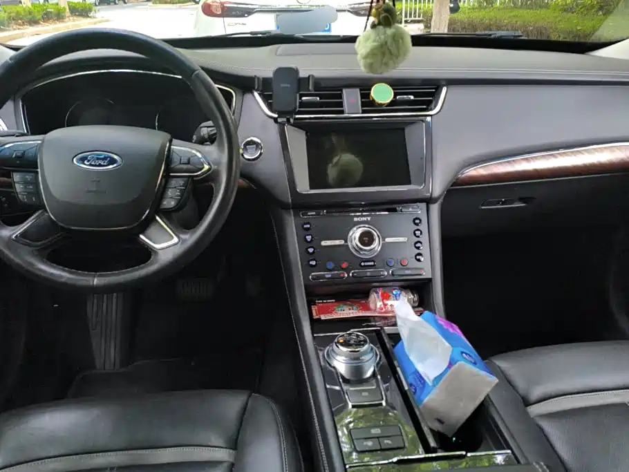 Ford Taurus 2018 — фото 12
