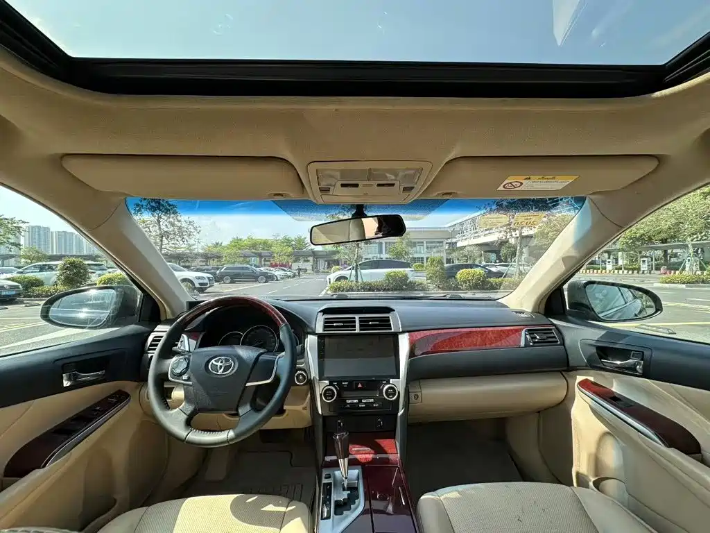 Toyota Camry 2014 — фото 20