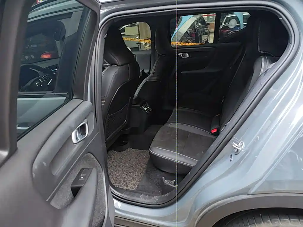 Volvo XC40 New Energy 2022 — фото 17