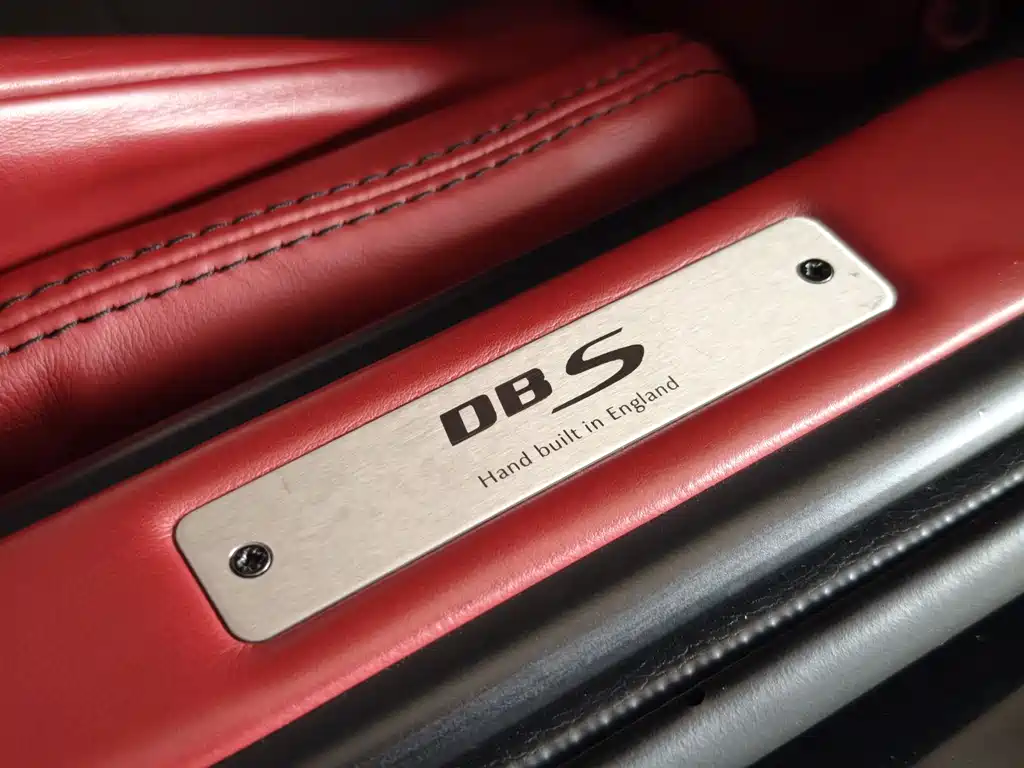 Aston Martin DBS 2010 — фото 12
