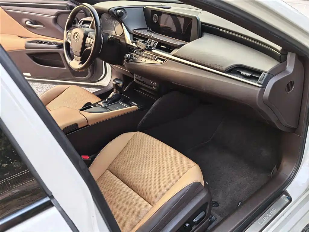 Lexus ES 2021 — фото 16