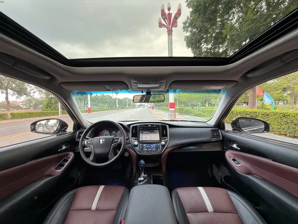 Toyota Crown 2017 — фото 14