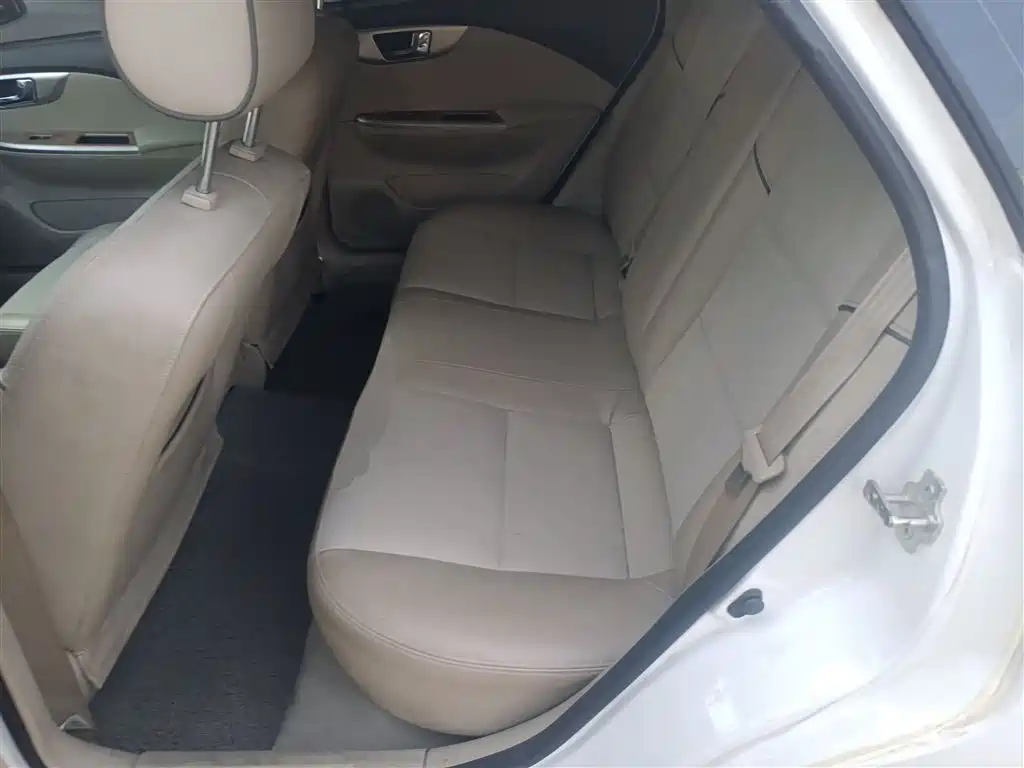 Buick Excelle 2015 — фото 17