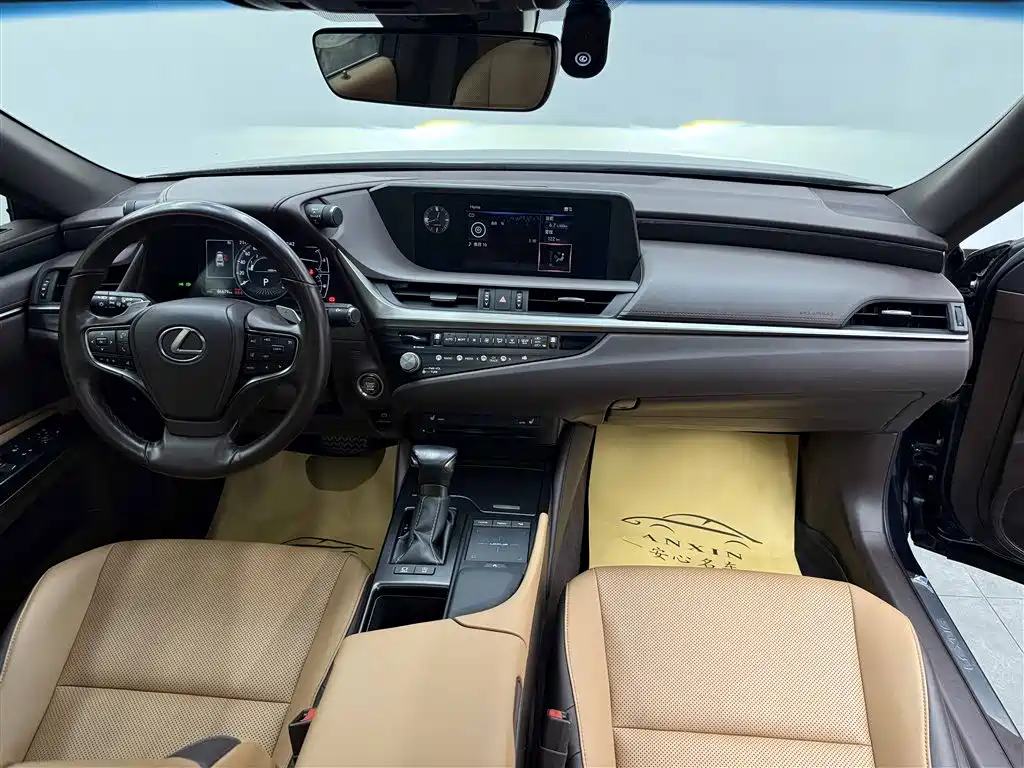 Lexus ES 2020 — фото 15