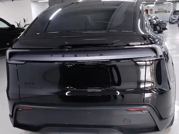 Tesla Model Y L 2026