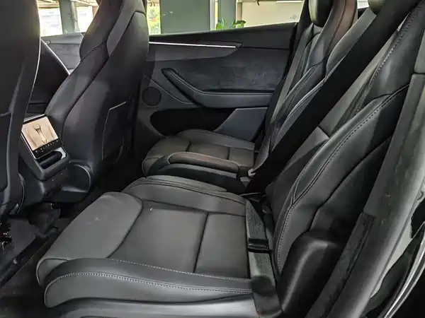 Tesla Model Y L 2026