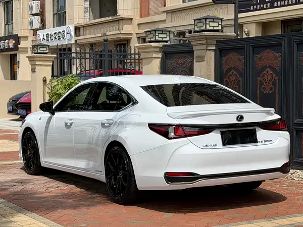 Lexus ES 2021