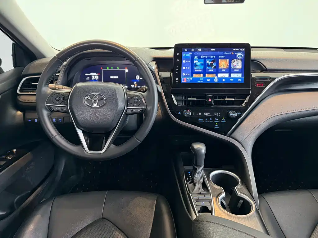 Toyota Camry 2023 — фото 15