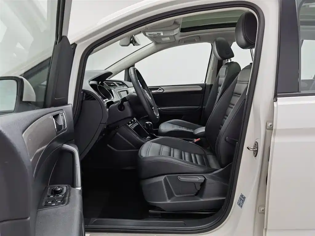 Volkswagen Touran 2019 — фото 10