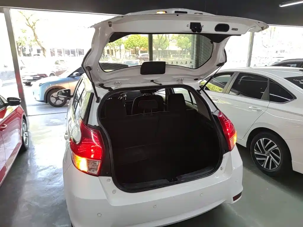 Toyota Yaris L 2015 — фото 19