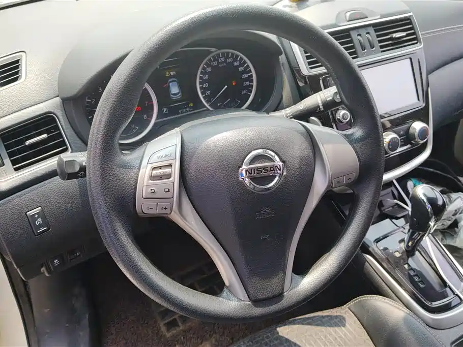 Nissan Tiida 2017 — фото 15