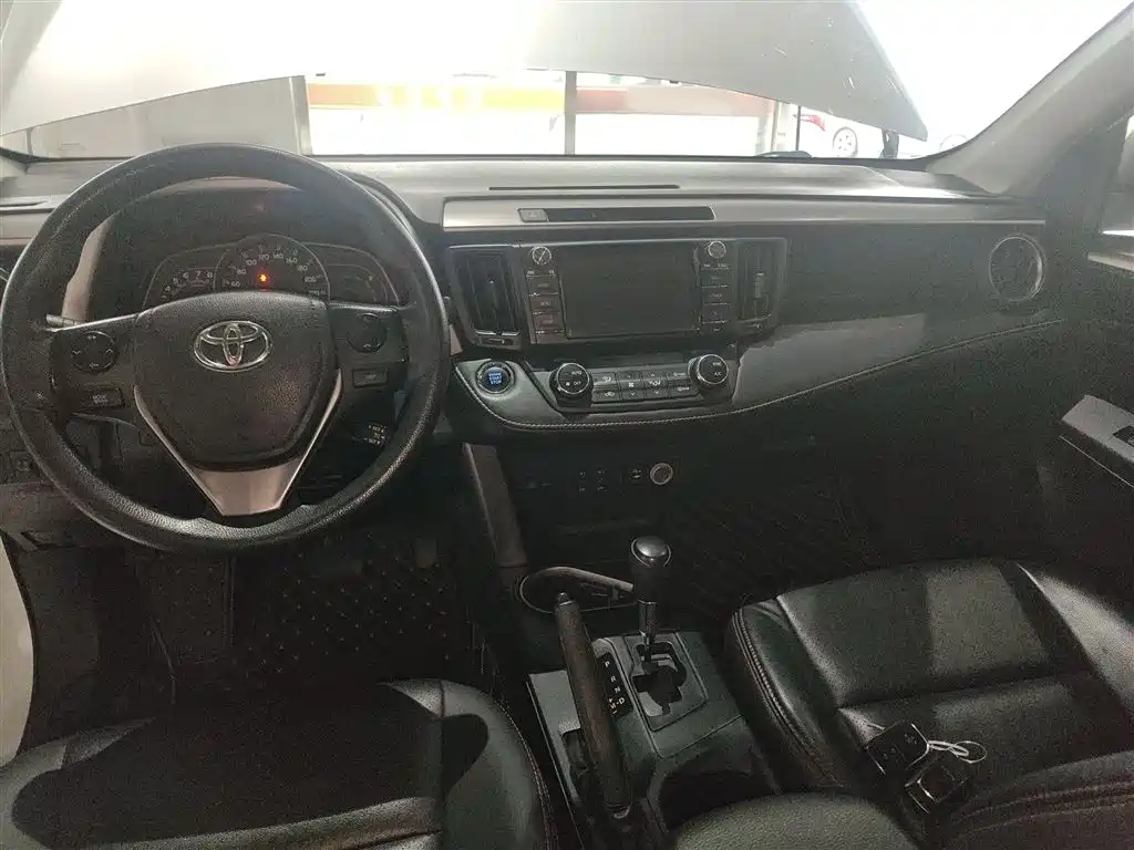 Toyota RAV4 2018 — фото 10