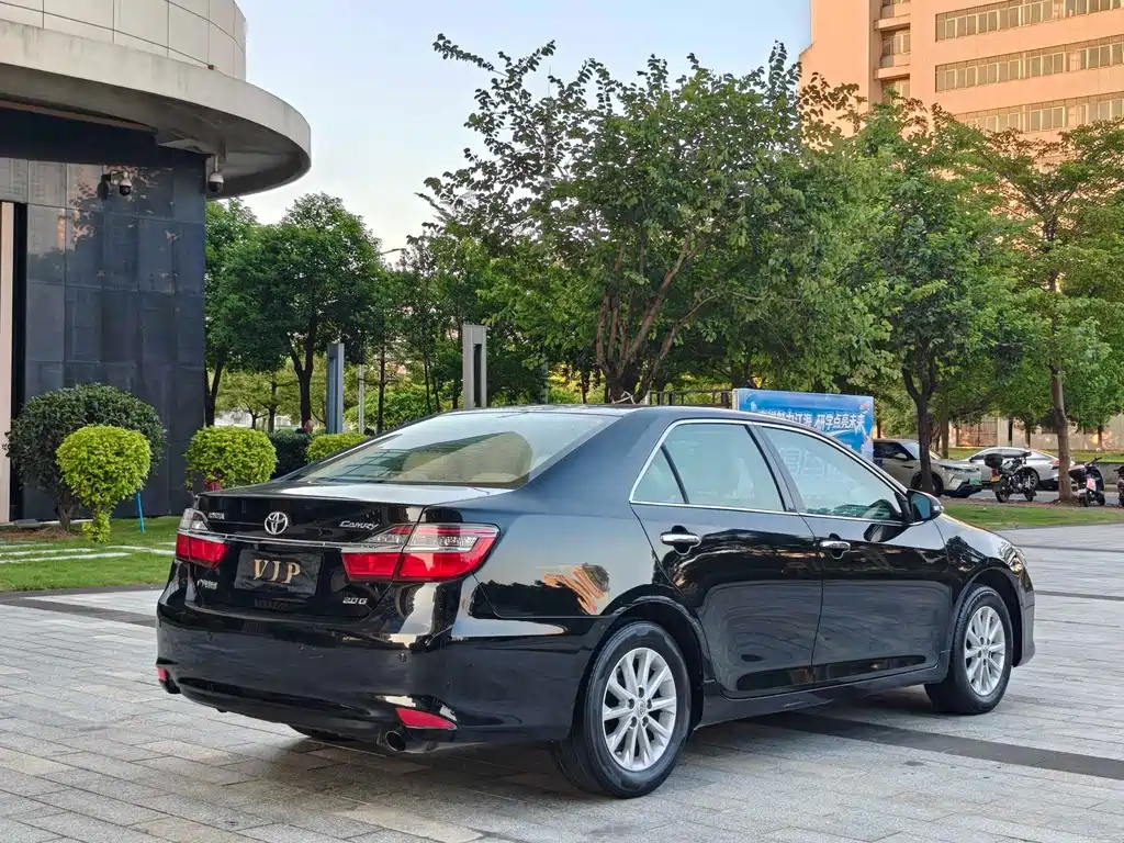 Toyota Camry 2015 — фото 8