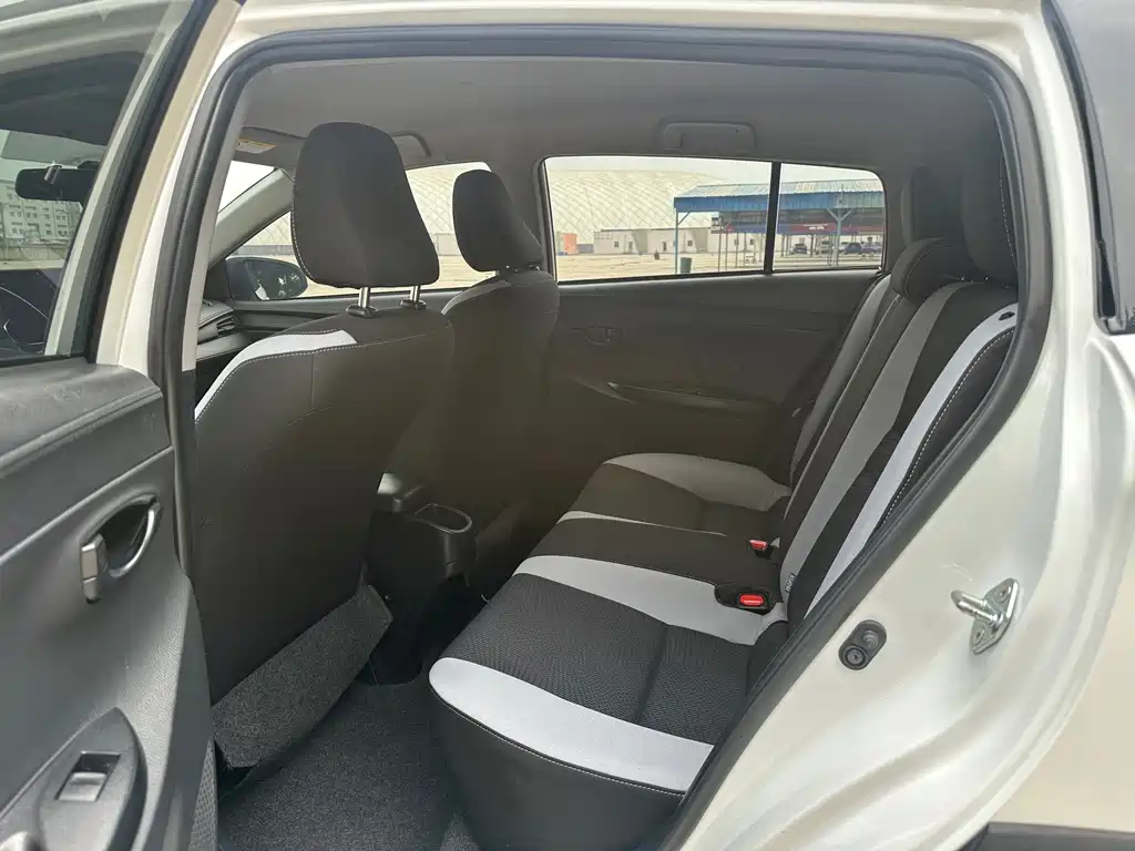 Toyota Yaris L 2022 — фото 13