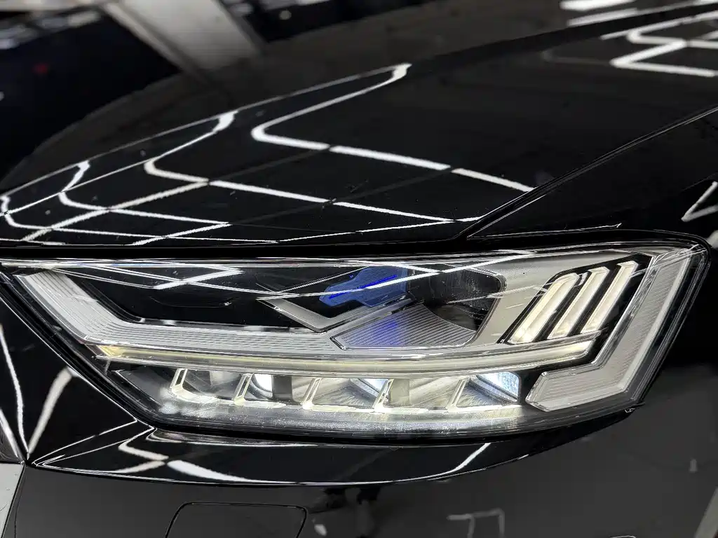 Audi A8 2021 — фото 17