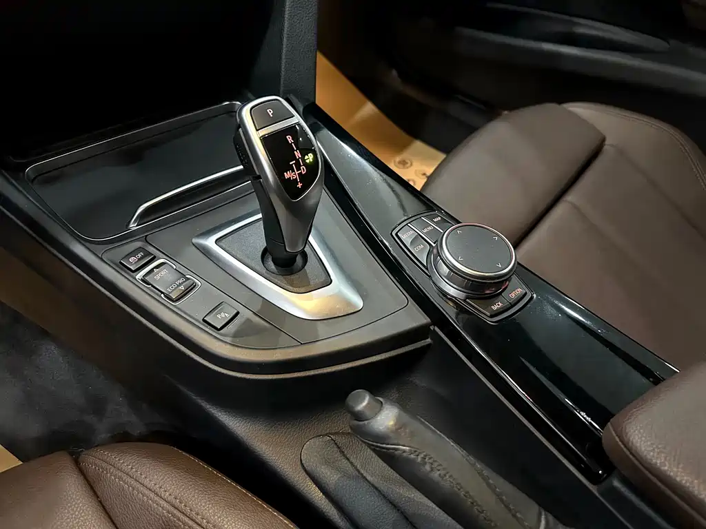 BMW 3 Series 2019 — фото 10