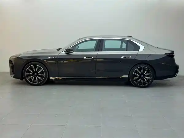BMW i7 M70L 2024
