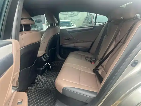 Lexus ES 2025