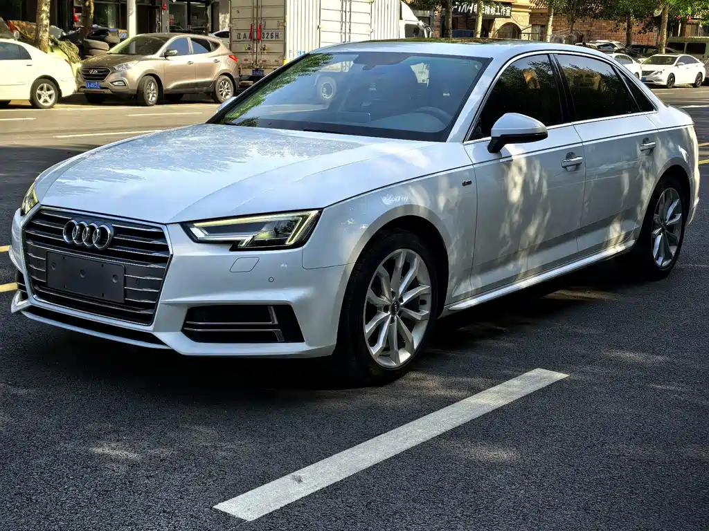 Audi A4L 2018 — фото 1