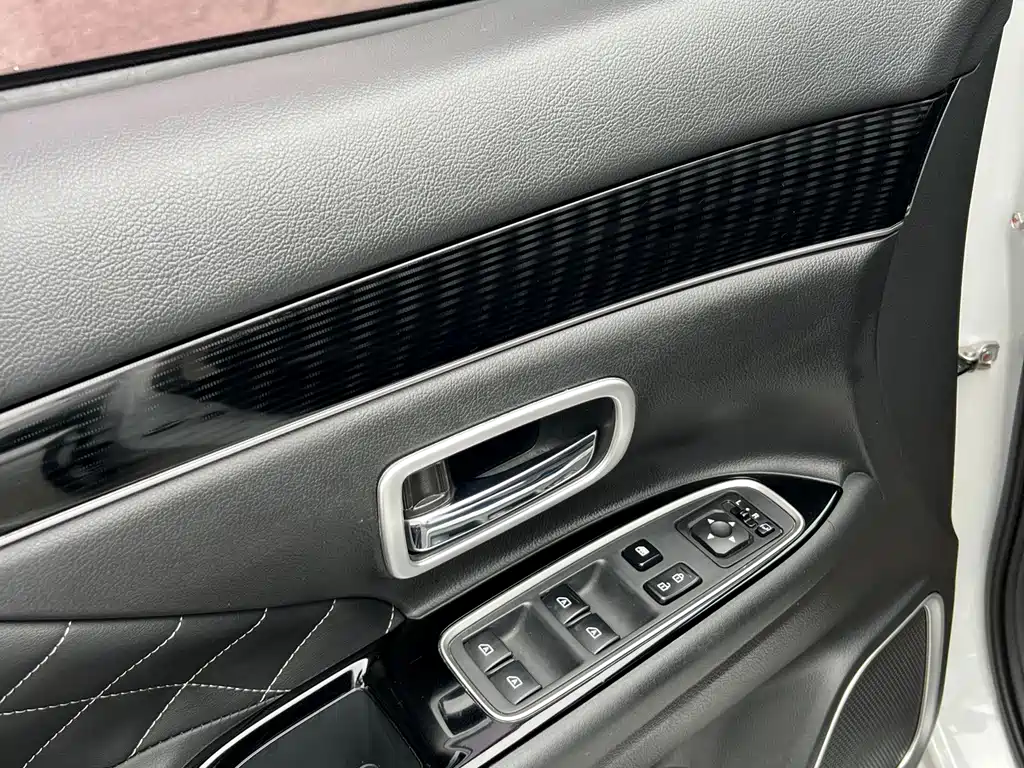 Mitsubishi Outlander 2023 — фото 19