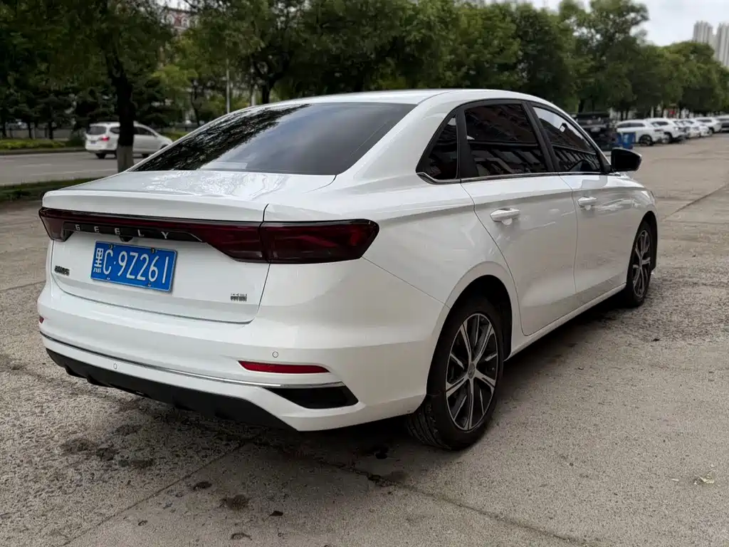 Geely Emgrand 2022