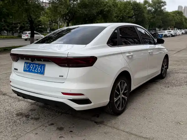 Geely Emgrand 2022