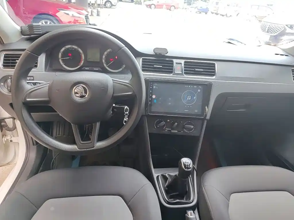 Skoda Rapid 2018 — фото 10