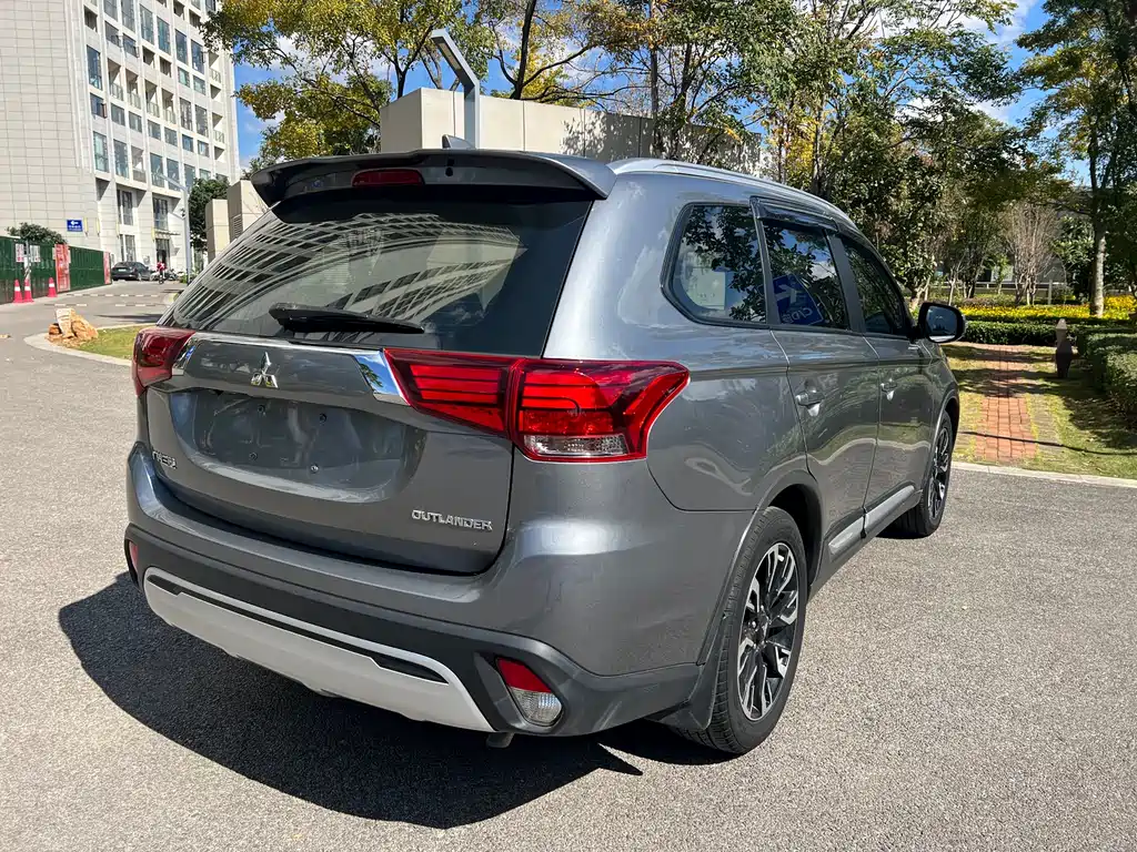Mitsubishi Outlander 2020 — фото 15