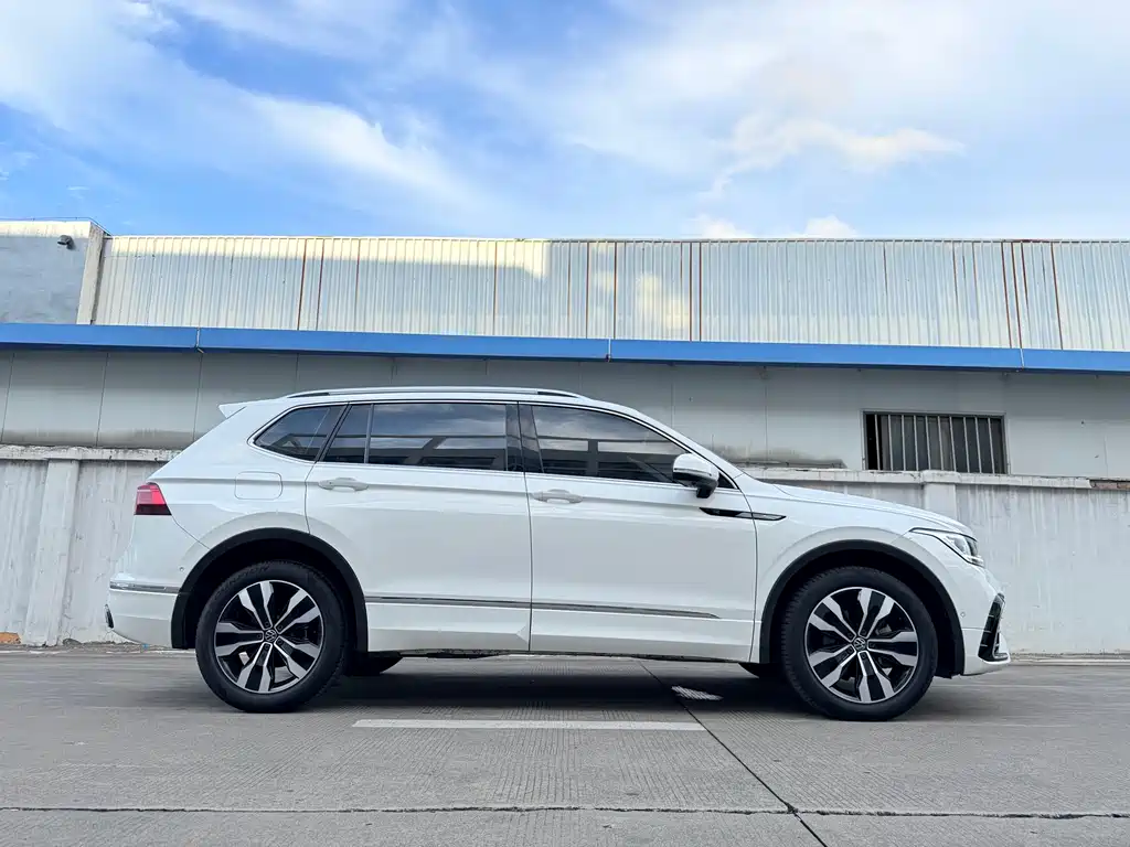Volkswagen Tiguan L 2022 — фото 10